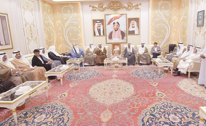 سمو الشيخ ناصر المحمد مستقبلا د.عبدالله آل الشيخ بحضور رئيس مجلس الأمة مرزوق الغانم والشيخ د. سالم الجابر والشيخ علي الجابر ود. رشا الصباح والشيخ دعيج الخليفة وصفاء الهاشم ود. عودة الرويعي ود. إسماعيل الشطي والسفير السعودي سمو الأمير سلطان بن سعد وعدد من الحضور ﻿