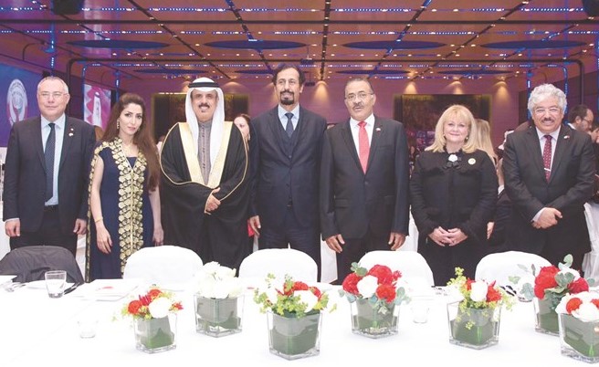 الشيخ علي الخالد ود.خليفة بن حمد وبتسي ماثيسون ود.ماجد النعيمي ود.رياض حمزة ﻿