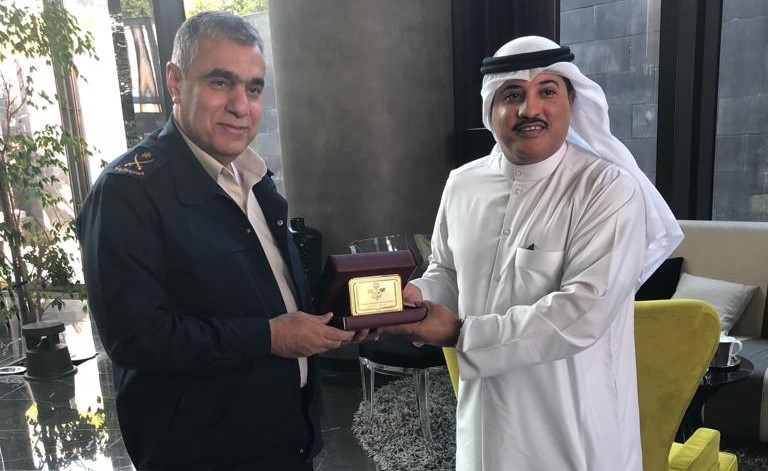 المستشار جمال الجلاوي يقدم هدية تذكارية لمدير عام الجمارك الاردنية اللواء الدكتور عبدالمجيد الرحامنه