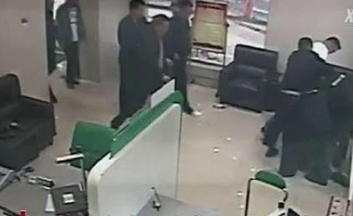 بالفيديو.. شاهد ماذا فعلت القوات الخاصة الصينية لتحرير رهينة داخل بنك