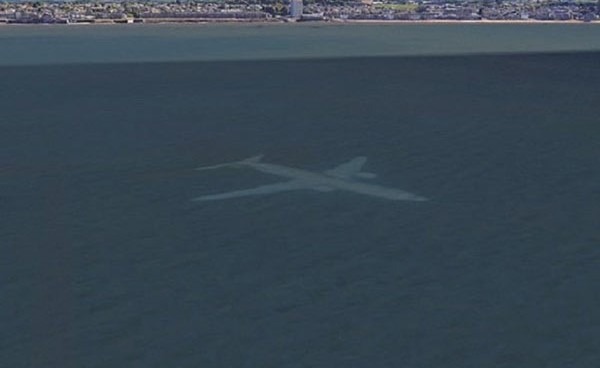 بالفيديو.. هل هناك طائرة غارقة أمام سواحل اسكتلندا؟