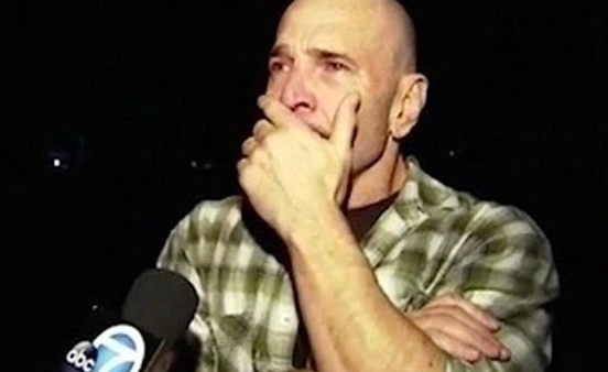 بالفيديو..  انهيار شاهد عيان أثناء روايته تفاصيل هجوم كاليفورنيا