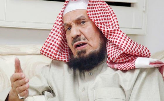 بالفيديو..  هل يجوز أخذ قرض ربوي لسداد الدين.. المنيع يجيب