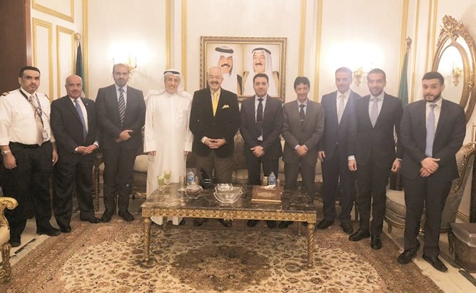 أحمد البكر خلال استقبال يوسف الجاسم ويبدو أعضاء المندوبية ﻿