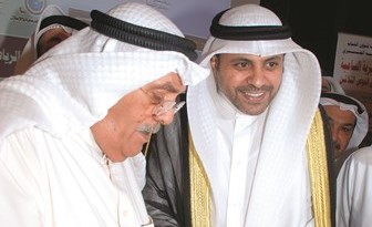 ﻿اللواء فهد الفهد يسلم الوزير محمد الجبري حصيلة الرحلة من اللؤلؤ﻿