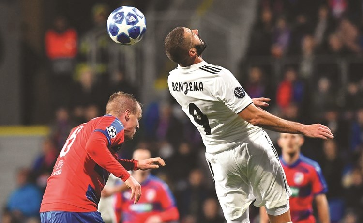مهاجم ريال مدريد كريم بنزيمة يحاول تحويل الكرة برأسه	 (أ.ف.پ)﻿