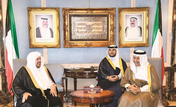 سمو رئيس الوزراء مستقبلا رئيس مجلس الشورى السعودي الشيخ د.عبدالله آل شيخ ﻿