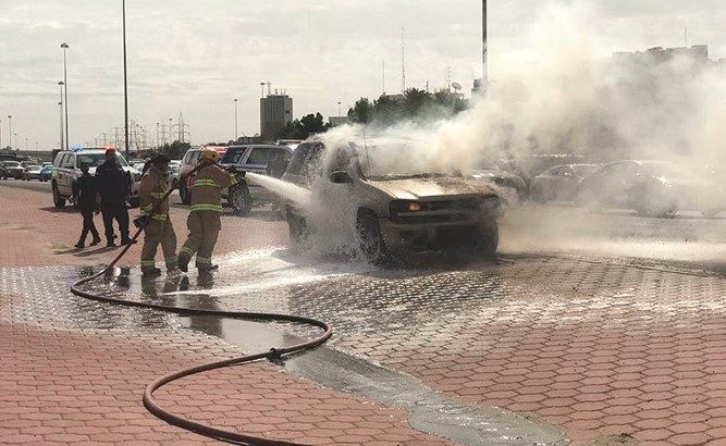 رجال الإطفاء يتعاملون مع حريق المركبة﻿