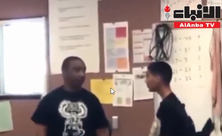 بالفيديو.. مشاجرة عنيفة بين طالب ومعلم داخل الفصل