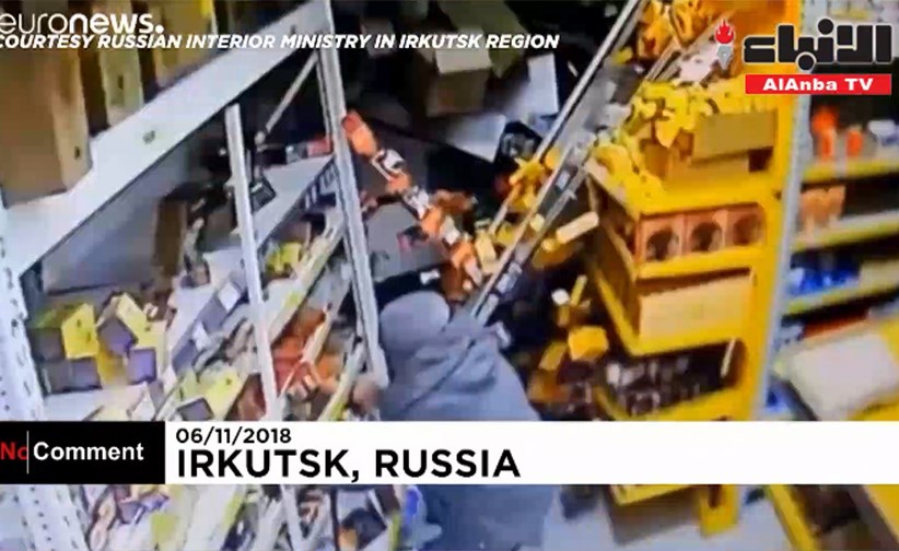 بالفيديو.. لحظة اقتحام شاحنة واجهة متجر تسوق في روسيا