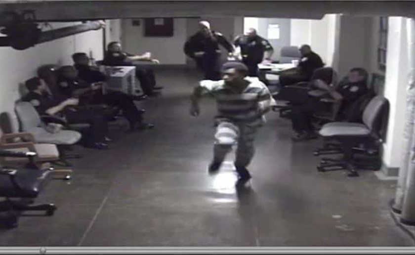 بالفيديو.. سجين يغافل رجال الشرطة ويحاول الهرب من مركز الاحتجاز