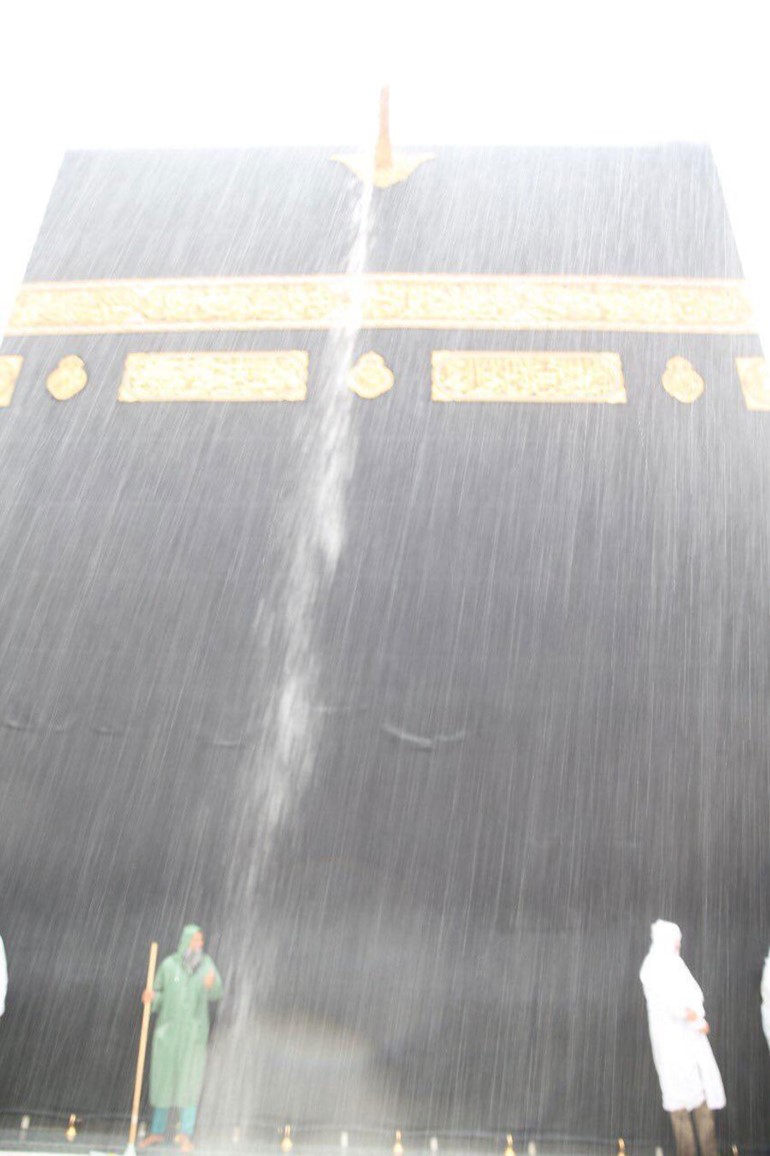 مشاهد رائعة لتسابق الطائفين على مياه أمطار ميزاب الكعبة