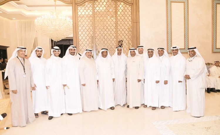 عبدالعزيز الوهيب وأحمد الوهيب وعدد من أبناء الوهيب والأصدقاء في لقطة تذكارية بمناسبة افتتاح ديوان الوهيب﻿