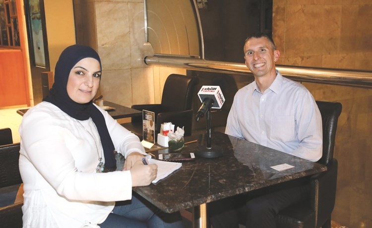 رئيس الفرقة كريس ستال مع الزميلة دارين العلي﻿