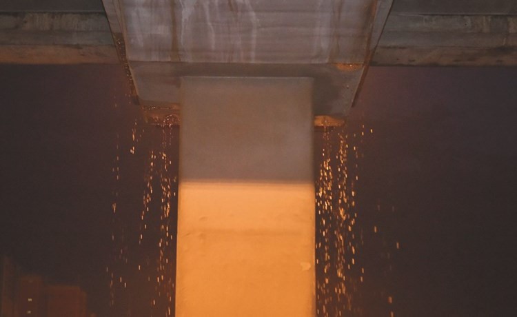 المياه تتساقط من أحد الجسور ﻿