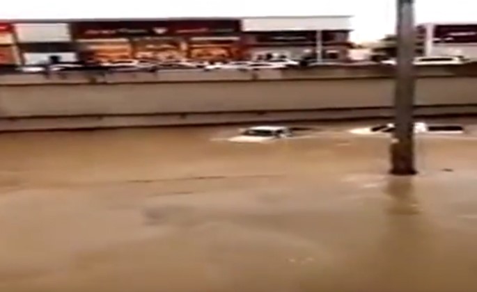 فيديو يوثق تعمّد شابين دخول نفق مغمور بالمياه في الرياض بسيارتيهما.. وهذا ما جرى لهما
