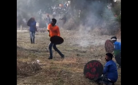 بالفيديو.. التقاذف بكرات اللهب.. مهرجان حرب النيران السنوي في الهند