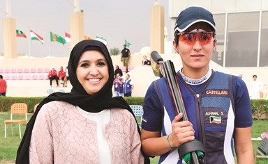 الشيخة سهيلة الصباح مع بطلة الكويت سارة الحوال﻿