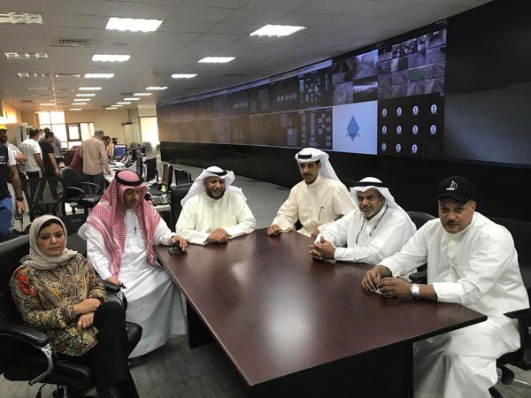 م.خليفة الفريج، وم.حمود الروضان يتابعان أعمال الشبكة المائية بمركز التحكم بالشويخ