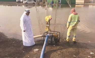  وجانب اخر من عملية سحب المياه﻿