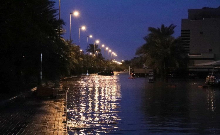 الأمطار اغرقت الشوارع	(قاسم باشا - محمد هاشم - متين غوزالعادل سلامة)﻿