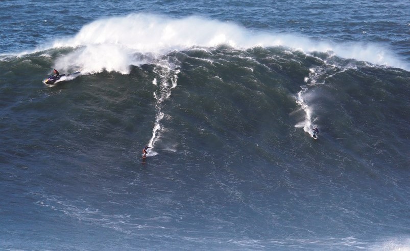 بالفيديو.. متسابقون يتحدون أعلى أمواج العالم  في نزاري البرتغالية