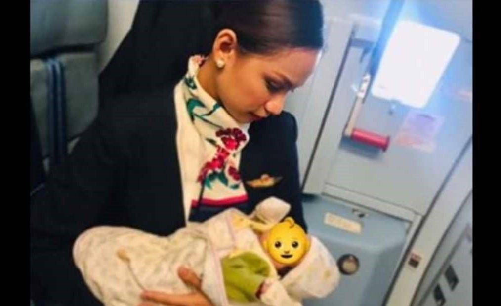 "المضيفة المرضعة" تحل أزمة في الجو.. وتنال سيلا من الإشادات