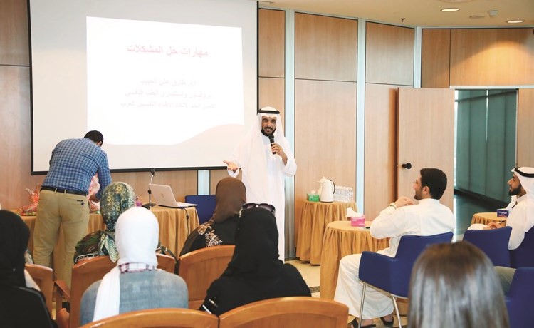 د.طارق الحبيب متحدثا خلال دورة حل المشكلات 	(عادل سلامة)﻿