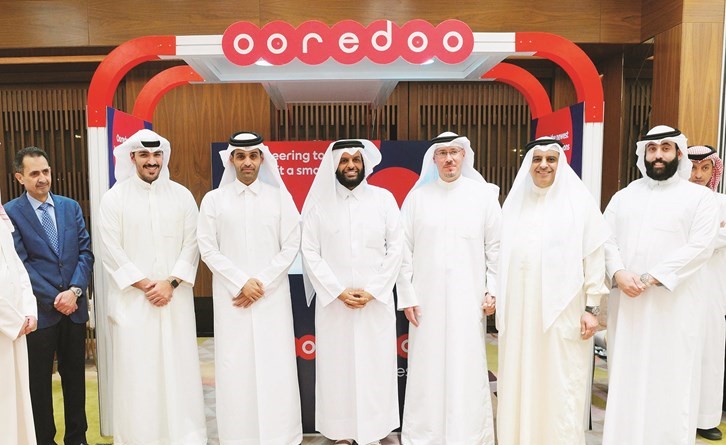 صورة جماعية أمام ركن Ooredoo ﻿