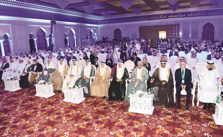 م.بخيت الرشيدي وم.محمد بوشهري وخليفة بن سعيد العبري وكامل الشهابي في مقدمة الحضور			(أحمد علي)﻿