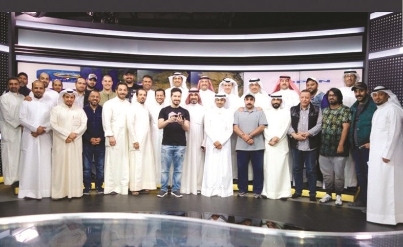 صورة جماعية للمذيعين والفنيين العاملين في استديو الاخبار ﻿
