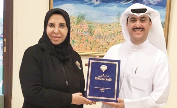 الشاعرة د.سعاد الصباح تتسلم كتاب د.عيسى العميري﻿