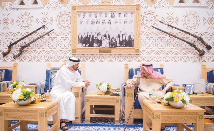 خادم الحرمين الشريفين الملك سلمان بن عبدالعزيز مستقبلا ولي عهد ابو ظبي الشيخ محمد بن زايد آل نهيان امس الاول	(واس)﻿