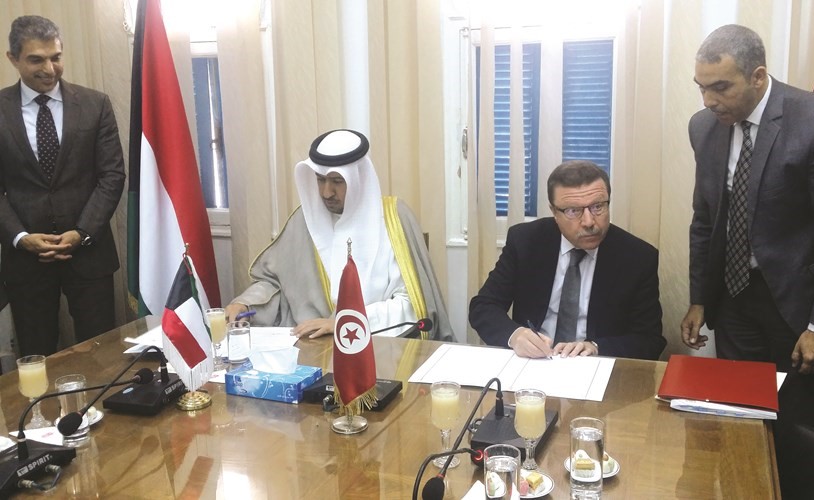 المستشار د.فهد العفاسي خلال توقيع برنامج التعاون الديني مع نظيره التونسي أحمد عظوم ﻿