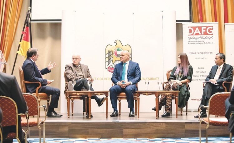 من اليسار سانتو باين العضو المنتدب لشركة بي سي دبليو في فرانكفورت وأليكساندر رضوان عضو البرلمان الألماني والسفير علي الأحمد سفير دولة الإمارات العربية المتحدة إلى ألمانيا وإليسا فريحة مؤسس شركة وومينا وسونيل جون رئيس بي سي دبليو في الشرق الأوسط﻿