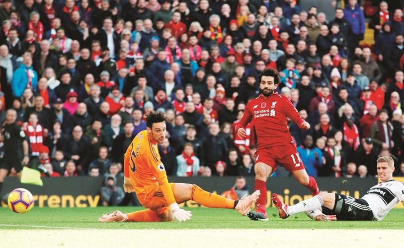 نجم ليفربول محمد صلاح مفتتحا التسجيل لفريقه 	(رويترز)﻿