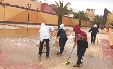 جهود في إحدى المدارس لطرد تجمعات المياه﻿