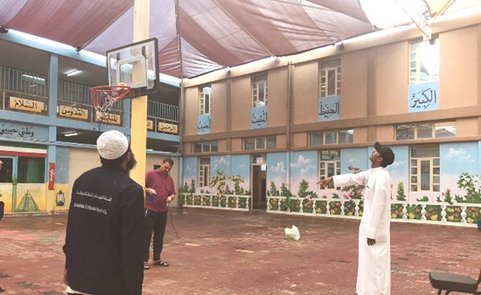 والاطمئنان على جاهزية صالة البدنية في إحدى المدارس﻿