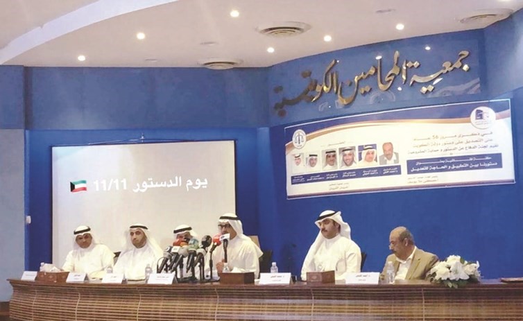 محمد الدلال وأحمد المليفي ومحمد الفيلي وعدد من الحضور خلال الحلقة النقاشية﻿