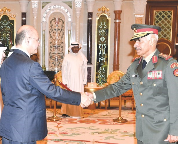 الفريق الركن محمد الخضر مصافحا الرئيس العراقي﻿