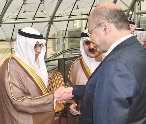 الشيخ خالد الجراح مصافحا الرئيس العراقي﻿