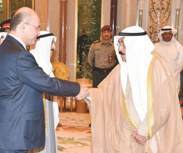 الشيخ فيصل السعود مصافحا الرئيس د.برهم صالح﻿