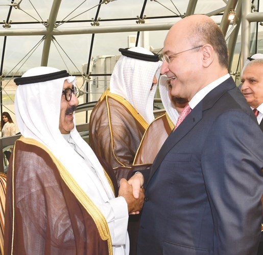 الشيخ ناصر صباح الأحمد مصافحا الرئيس العراقي﻿