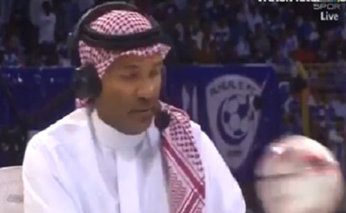بالفيديو.. شاهد ردة فعل محلل رياضي سعودي بعدما ارتطمت به كرة على الهواء مباشرة