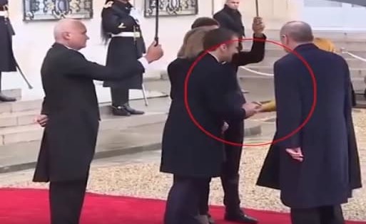 بالفيديو.. موقف محرج لماكرون عندما حاول تقبيل يد زوجة أردوغان