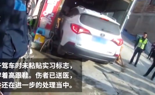 بالفيديو.. امرأة تقتحم مطعما بسيارة أثناء تعلمها القيادة
