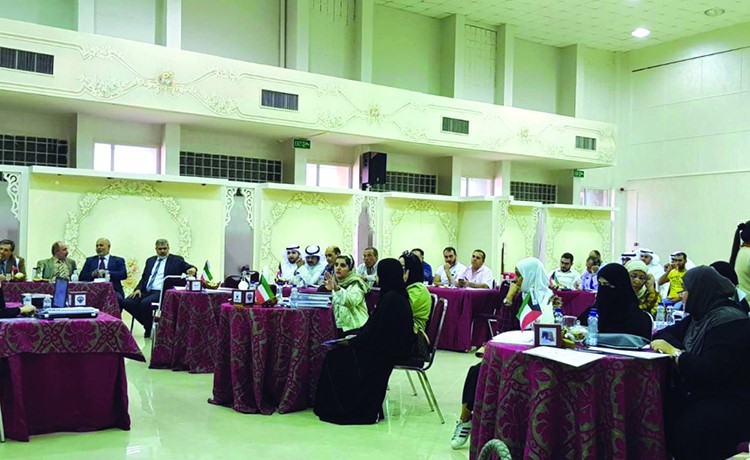 الحضور يتابعون ورشة العمل