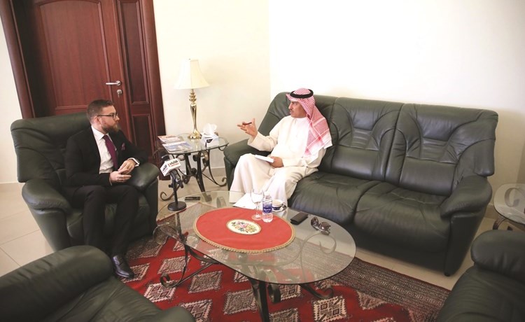 سفير هنغاريا د.ايشتفان شوش متحدثا للزميل محمد الخالدي -(عادل سلامة)﻿