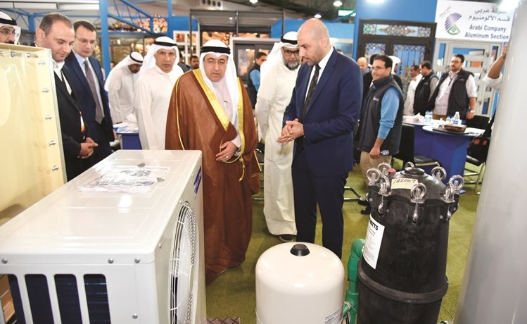 الوكيل بوشهري خلال جولة بالمعرض﻿