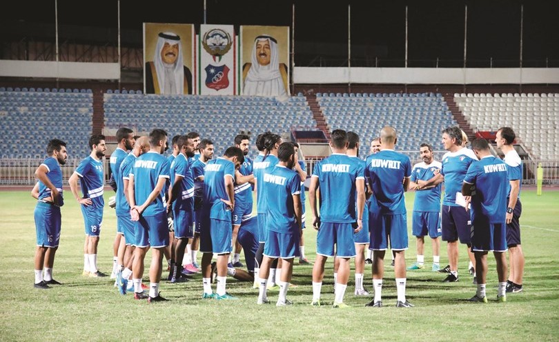 المدرب روميو يوزاك يتحدث للاعبين (عادل سلامة)